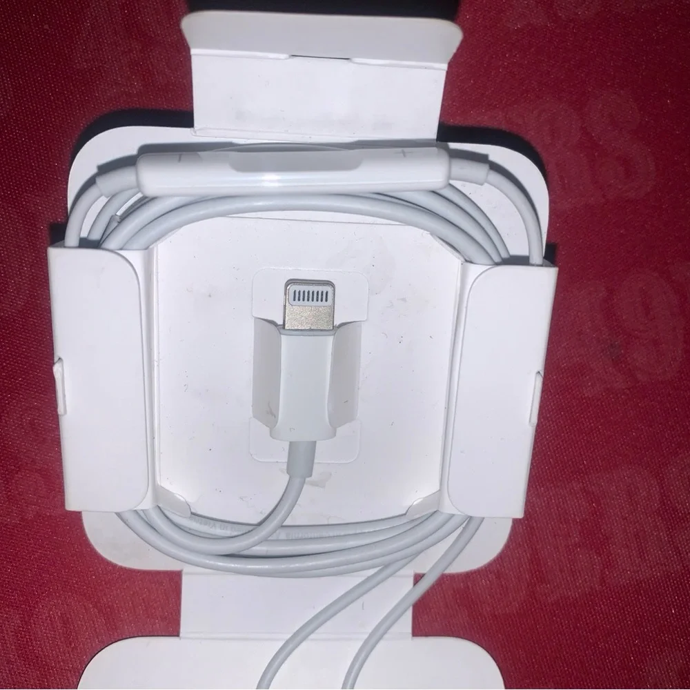Apple White Wired Earbuds with Lightning Connector